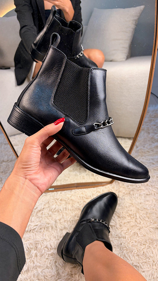 Bota Feminina Chelsea com Corrente em Couro Legítimo Cano Médio