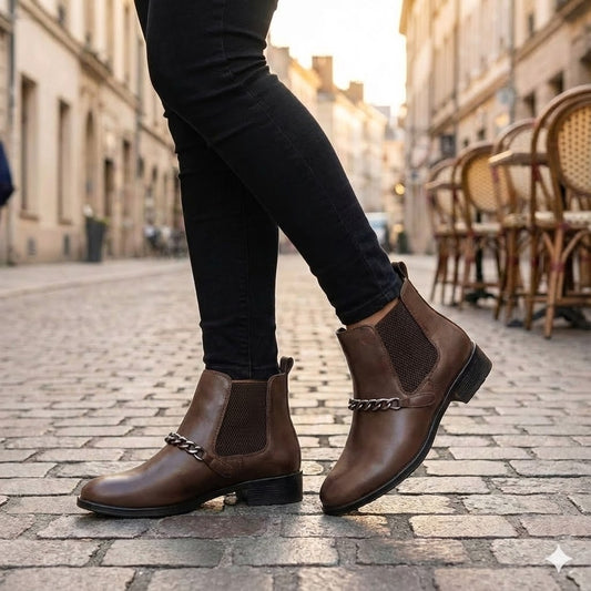 Bota Feminina Chelsea Marrom em Couro Legítimo Cano Médio com Corrente