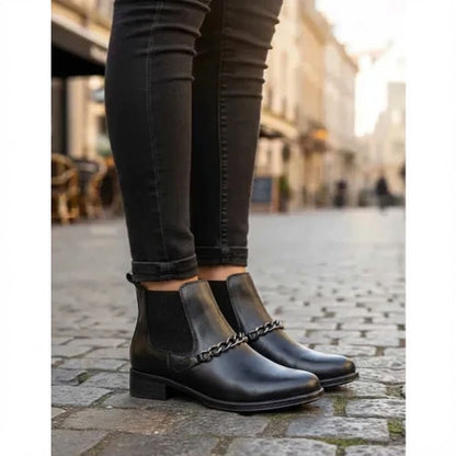 Bota Feminina Chelsea Preta em Couro Legítimo Cano Médio com Corrente
