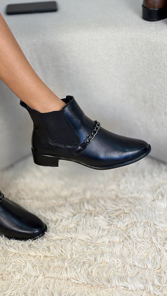 Bota Feminina Chelsea com Corrente em Couro Legítimo Cano Médio