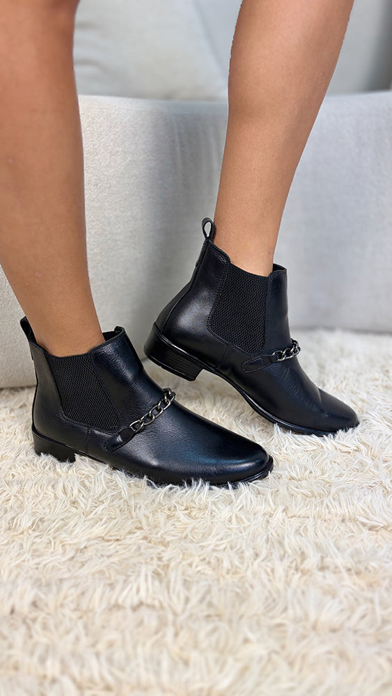 Bota Feminina Chelsea com Corrente em Couro Legítimo Cano Médio