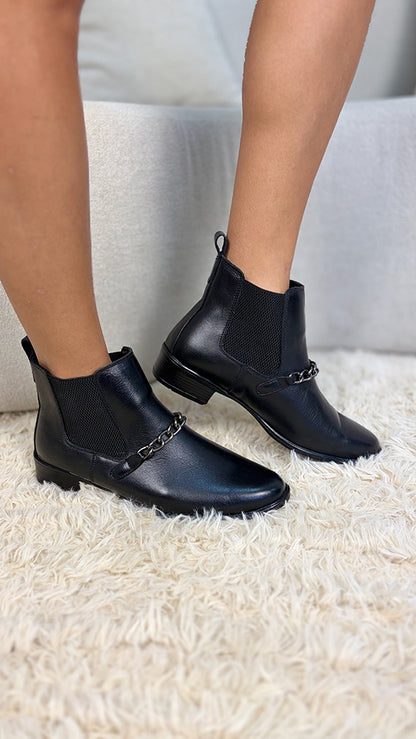Bota Feminina Chelsea com Corrente em Couro Legítimo Cano Médio