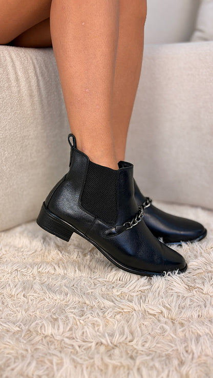 Bota Feminina Chelsea com Corrente em Couro Legítimo Cano Médio