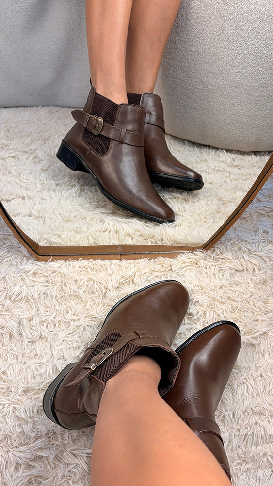 Bota Feminina Chelsea com Fivela em Couro Legítimo Cano Médio