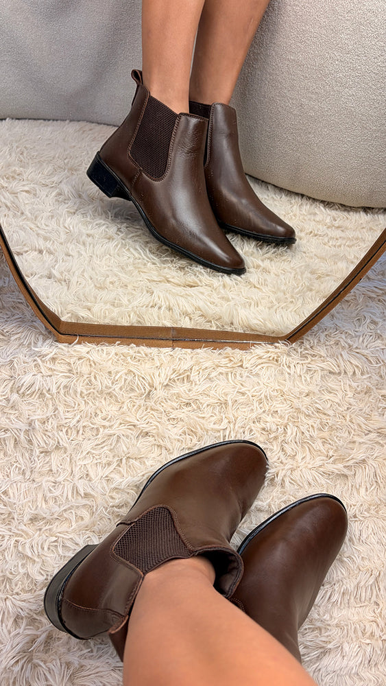 Bota Feminina Chelsea Lisa em Couro Legítimo Cano Médio