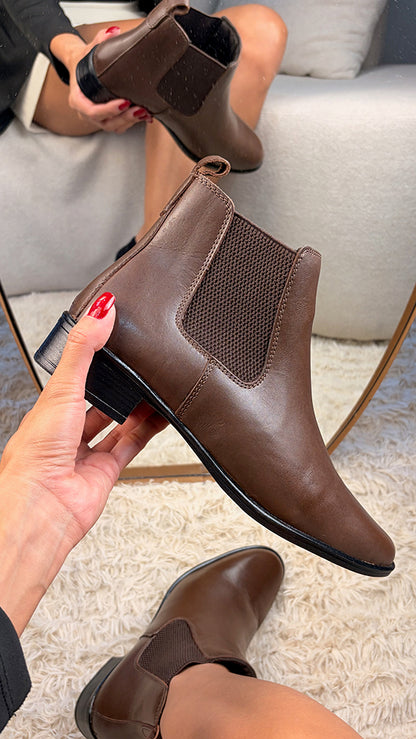 Bota Feminina Chelsea Lisa em Couro Legítimo Cano Médio