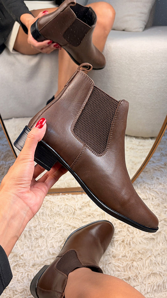 Bota Feminina Chelsea Lisa em Couro Legítimo Cano Médio