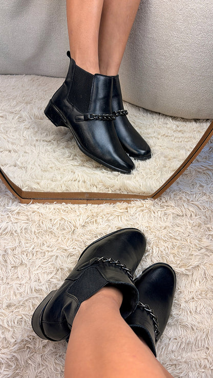 Bota Feminina Chelsea com Corrente em Couro Legítimo Cano Médio