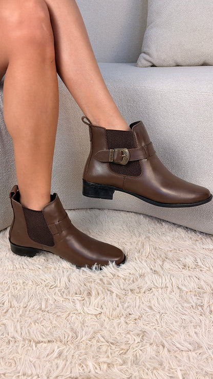 Bota Feminina Chelsea com Fivela em Couro Legítimo Cano Médio