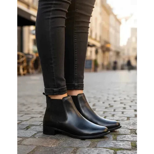 Bota Feminina Chelsea Preta em Couro Legítimo Cano Médio