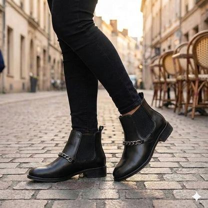 Bota Feminina Chelsea Preta em Couro Legítimo Cano Médio com Corrente