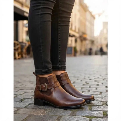 Bota Feminina Chelsea Café em Couro Legítimo Cano Médio com Fivela